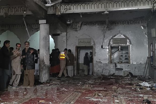Lực lượng an ninh điều tra tại thánh đường Hồi giáo ở thành phố Peshawar, Pakistan sau vụ nổ ngày 4/3. (Ảnh: AFP/TTXVN)