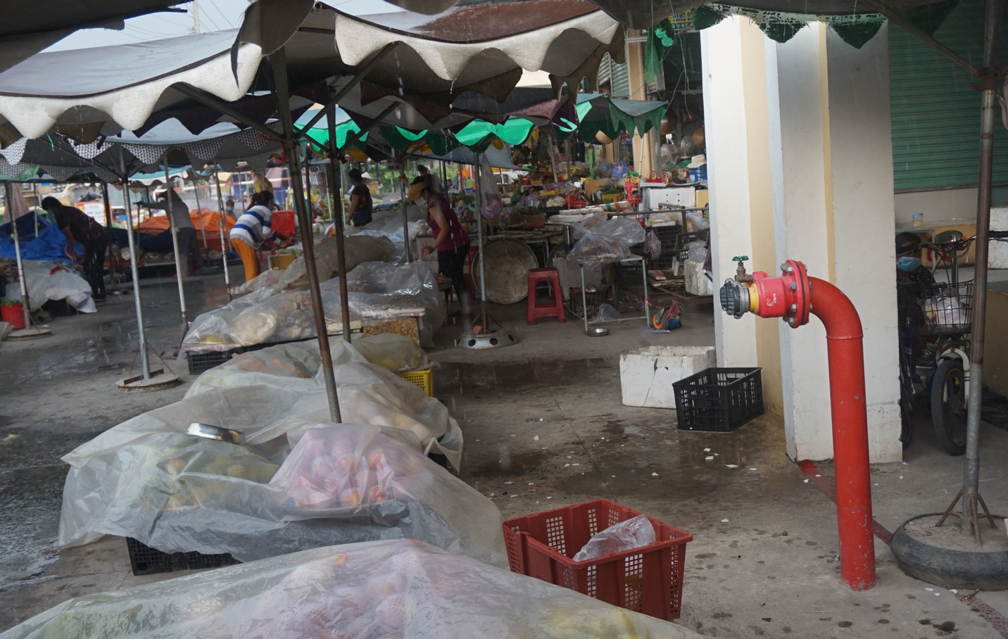 Vòi nước chữa cháy được lắp tại chợ Thủ Thừa