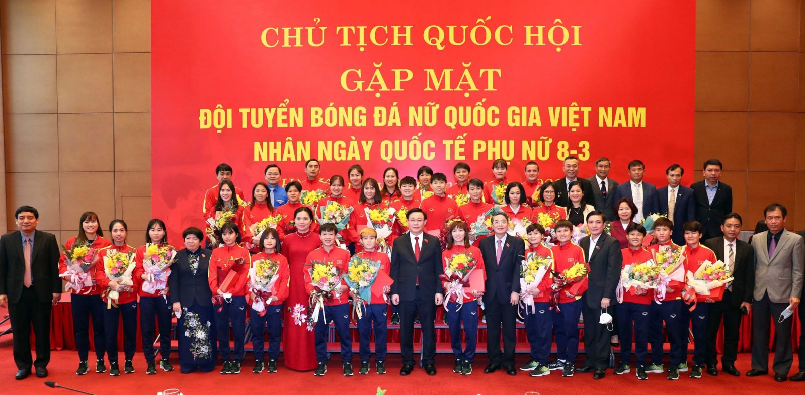 Chủ tịch Quốc hội và đội tuyển nữ Việt Nam