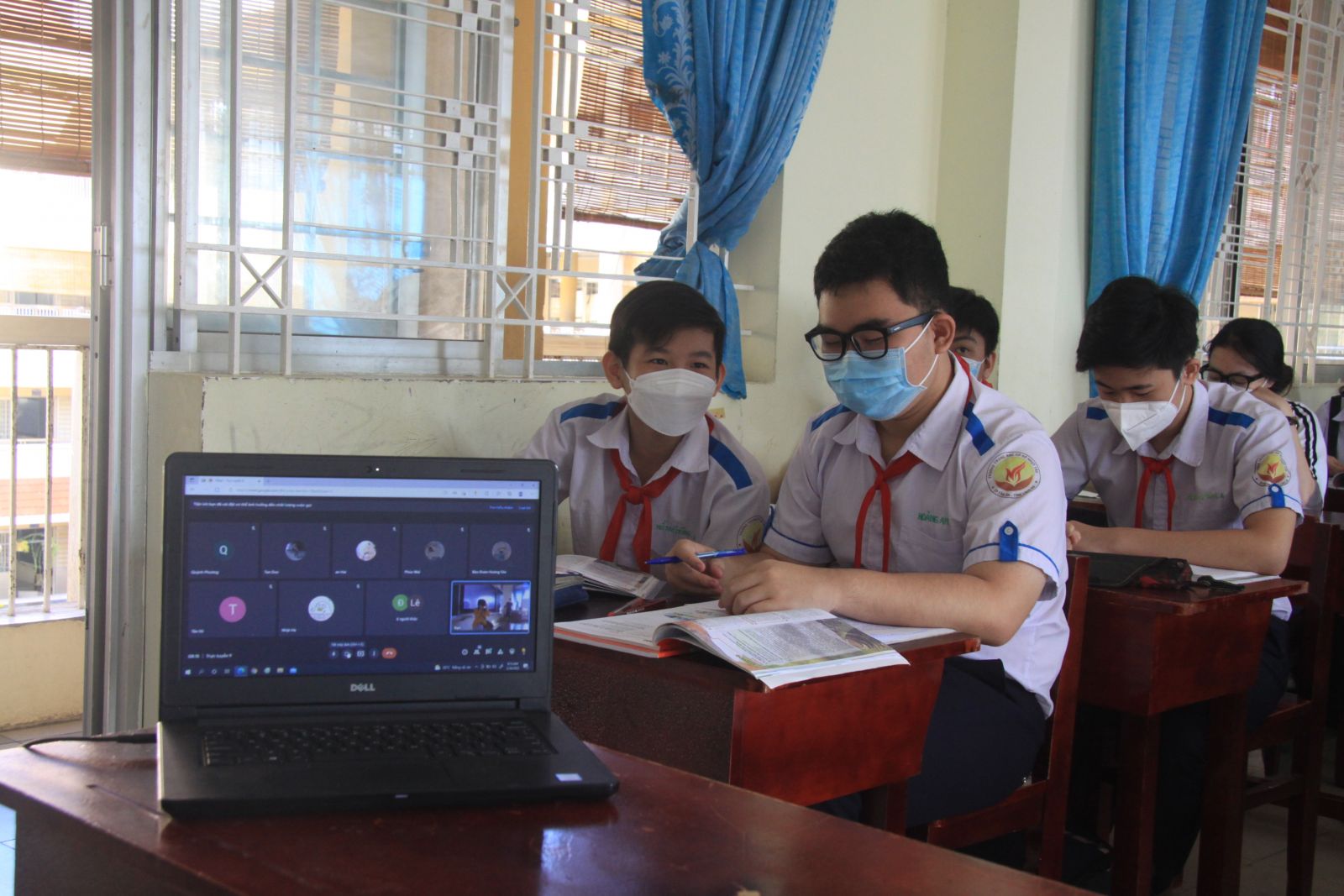 Quyết tâm bảo vệ môi trường học tập an toàn cho học sinh Chủ động triển khai, thực hiện có hiệu các biện pháp phòng chống dịch Covid-19