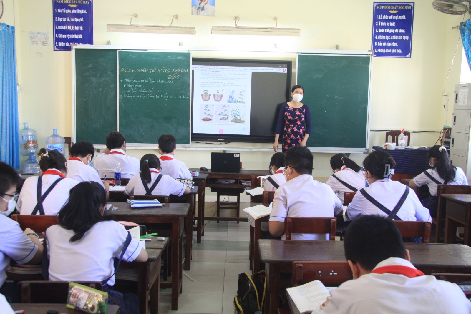 Quyết tâm bảo vệ môi trường học tập an toàn cho học sinh Giáo viên vừa dạy trực tiếp, vừa dạy trực tuyến với lớp có F0, F1 cách ly tại nhà