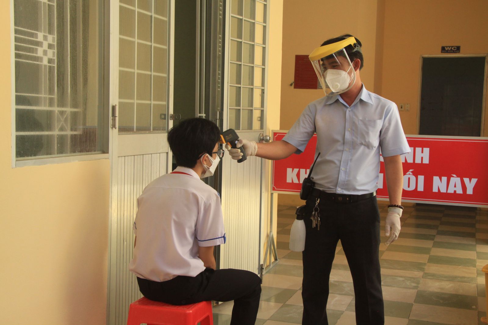 Quyết tâm bảo vệ môi trường học tập an toàn cho học sinh Phát hiện học sinh có biểu hiện nóng, sốt, trường kiểm tra sức khỏe các em ngay