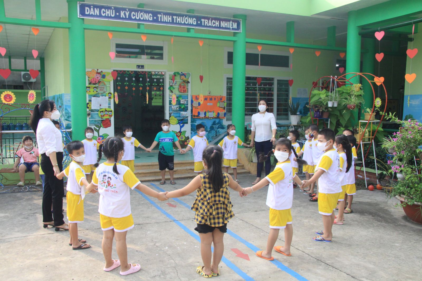 Quyết tâm bảo vệ môi trường học tập an toàn cho học sinh Trẻ được tham gia các trò chơi để tăng cường sức khỏe