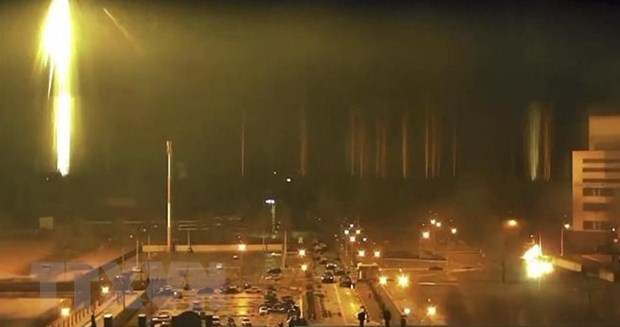 Nhà máy điện hạt nhân Zaporizhzhia ở Energodar, Ukraine, bị trúng đạn pháo ngày 4/3/2022. (Ảnh: AFP/TTXVN)