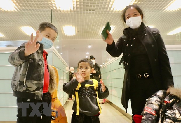 'Cơ bản sơ tán an toàn người Việt khỏi vùng chiến sự Ukraine' Gia đình một kiều bào bày tỏ niềm vui sướng khi được trở về quê nhà. (Ảnh Lâm Khánh/TTXVN)