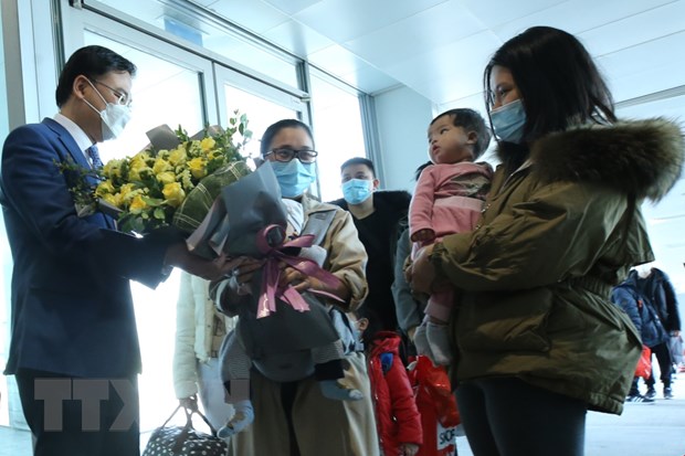 'Cơ bản sơ tán an toàn người Việt khỏi vùng chiến sự Ukraine' Thứ trưởng Bộ Ngoại giao Phạm Quang Hiệu thăm hỏi, động viên và chúc mừng các kiều bào trở về nước an toàn. (Ảnh: Lâm Khánh/TTXVN)