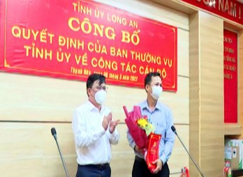 Tỉnh ủy Long An công bố quyết định về công tác cán bộ tại huyện Thạnh Hóa Tỉnh ủy Long An công bố quyết định về công tác cán bộ tại huyện Thạnh Hóa