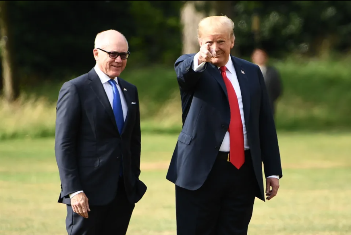 Tỉ phú Woody Johnson (trái) là một trong những nhân vật thân cận với cựu Tổng thống Mỹ Donald Trump. Ảnh AFP