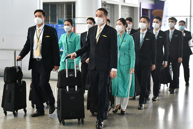 Sơ tán công dân Việt ở Ukraine: Hạnh phúc khi được trở về quê hương 12 tiếp viên Vietnam Airlines lên đường làm nhiệm vụ trên chuyến bay đầu tiên đưa công dân tại Ukraine từ Romania về nước ngày 8/3. (Ảnh: CTV/Vietnam+)