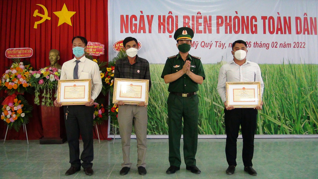 Các tập thể, cá nhân có thành tích tiêu biểu trong thực hiện các nội dung Ngày hội Biên phòng toàn dân năm 2021 được nhận giấy khen tại ngày hội