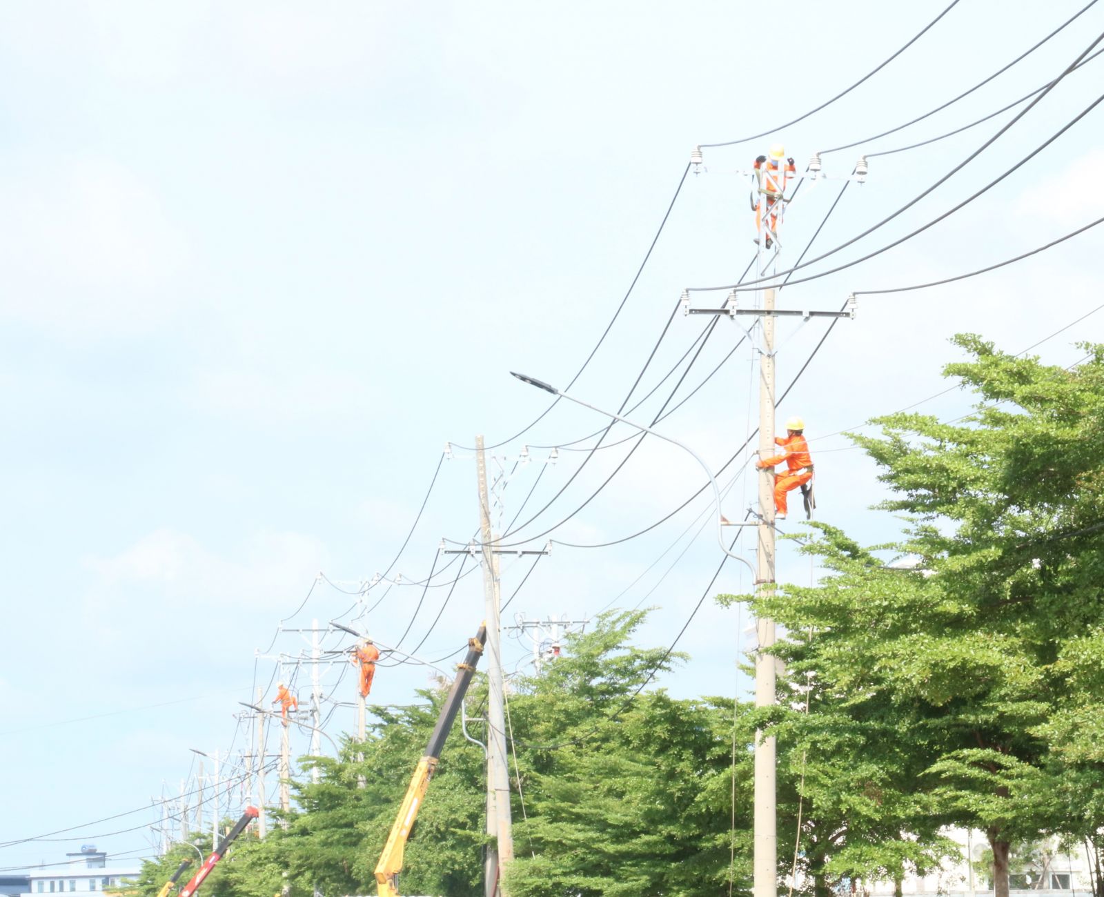 Ngành điện tăng cường kiểm tra, xử lý khiếm khuyết lưới điện để bảo đảm cung cấp ổn định điện phục vụ sản xuất, sinh hoạt