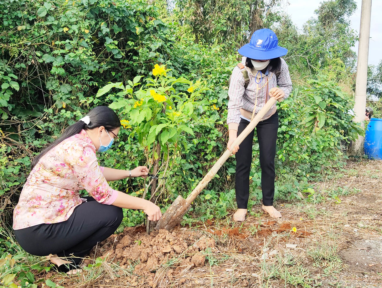 Phụ nữ Tân Thạnh ra quân trồng cây xanh tại xã Tân Hòa