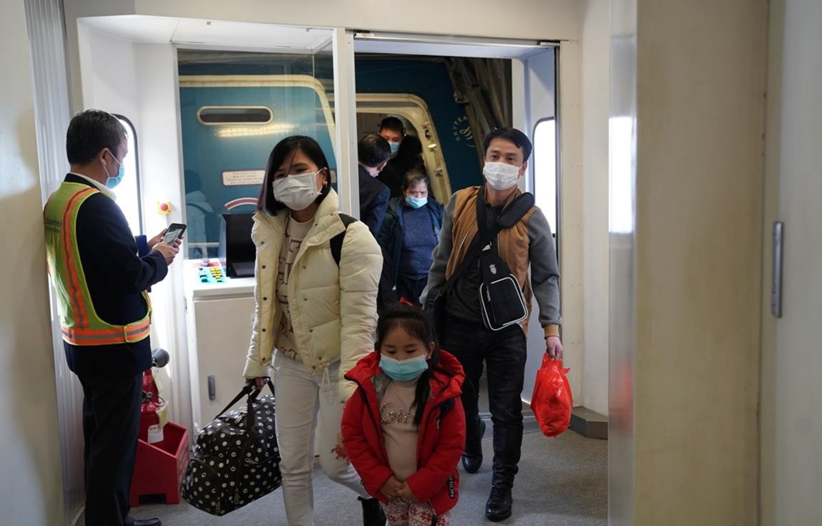 Sơ tán công dân Việt ở Ukraine: Hạnh phúc khi được trở về quê hương Những công dân Việt Nam sống ở Ukraine về nước trên chuyến bay đầu tiên từ Romania-Hà Nội. (Ảnh: CTV/Vietnam+)
