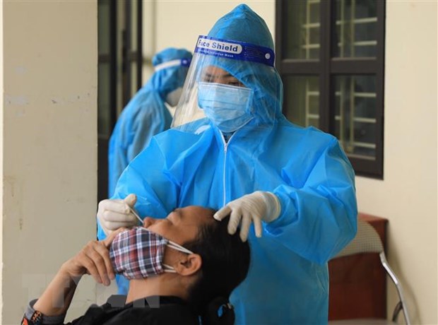 Ngày 9/3 ghi nhận 164.596 ca mắc mới COVID-19 và 109 ca tử vong Lấy mẫu xét nghiệm sàng lọc cho người dân trước khi hết cách ly, điều trị. (Ảnh: Hoàng Hiếu/TTXVN)