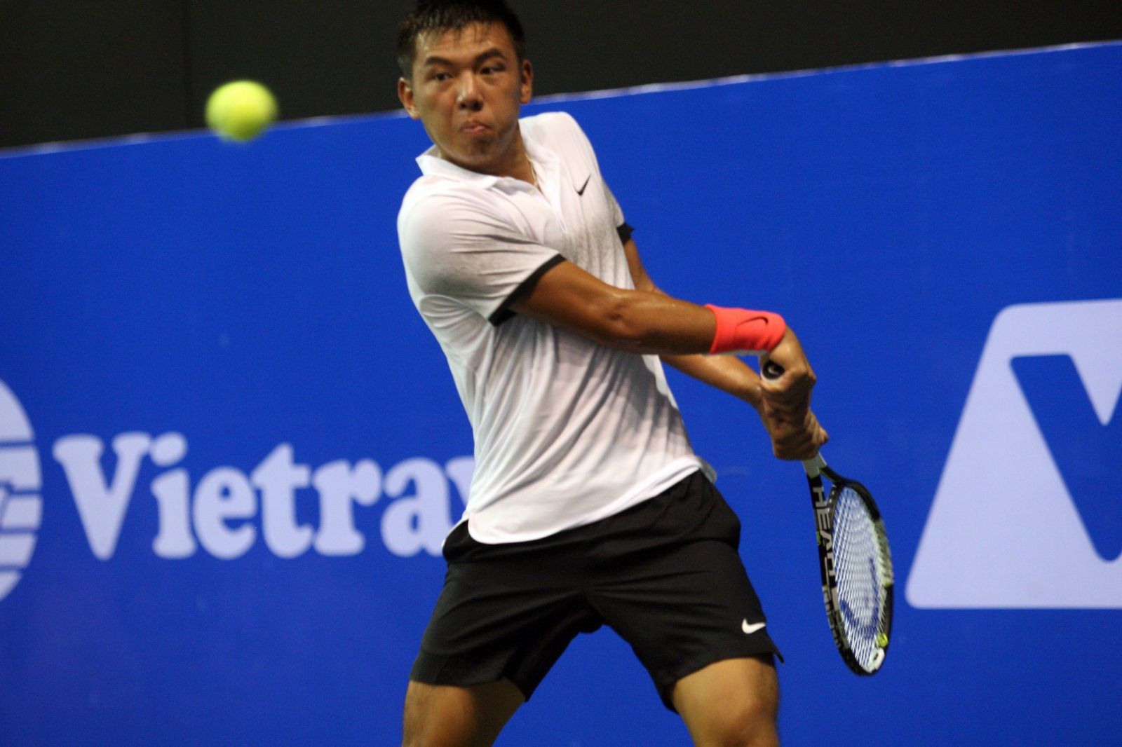 Lý Hoàng Nam thắng trận mở màn giải quần vợt nhà nghề tại Pháp. Ảnh KHẢ HÒA