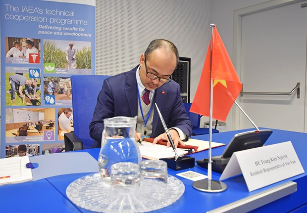 Đại sứ Nguyễn Trung Kiên, Đại diện thường trực Việt Nam tại IAEA ký văn kiện hợp tác. (Ảnh: Hồng Kỳ/Vietnam+)