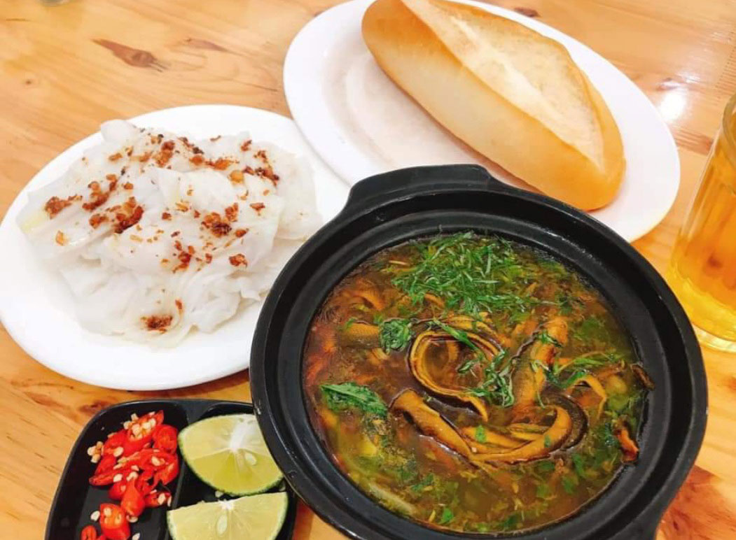 Xứ Nghệ có món lươn đồng Bánh mì và bánh mướt (bánh ướt) được dùng kèm với tô súp lươn đồng nóng hổi, ươm màu vàng nghệ hấp dẫn