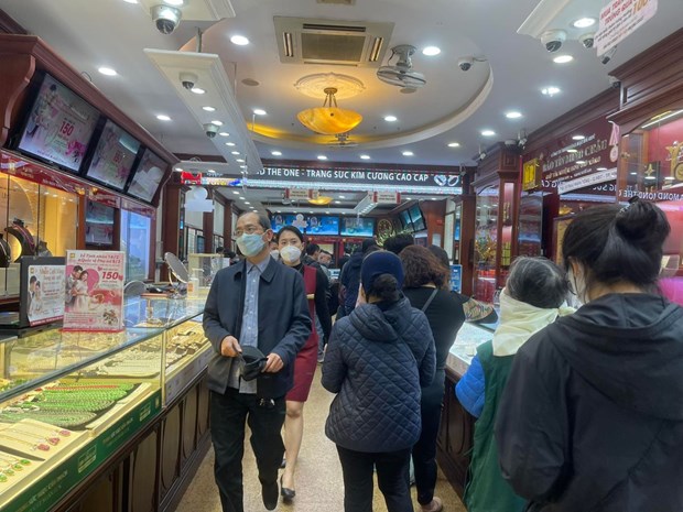 Vàng tăng sốc: Nhà quản lý cần 'kéo' giá trong nước về sát thế giới Giao dịch vàng tại doanh nghiệp. (Ảnh: CTV/Vietnam+)