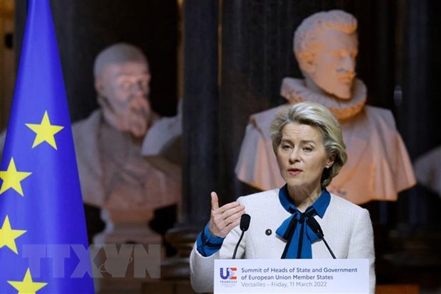 Chủ tịch Ủy ban châu Âu (EC) Ursula von der Leyen trong cuộc họp báo sau Hội nghị thượng đỉnh EU về tình hình Ukraine, tại Paris (Pháp) ngày 11/3. (Ảnh: AFP/TTXVN)