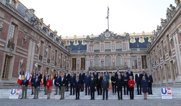 Các nhà lãnh đạo EU chụp ảnh chung trước cuộc họp Hội đồng châu Âu tại Versailles, Pháp, ngày 10/3. (Ảnh: THX/TTXVN)