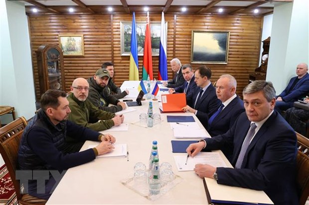 Phái đoàn Ukraine (trái) và Nga tại cuộc đàm phán ở vùng Brest, Belarus. (Ảnh: AFP/TTXVN)