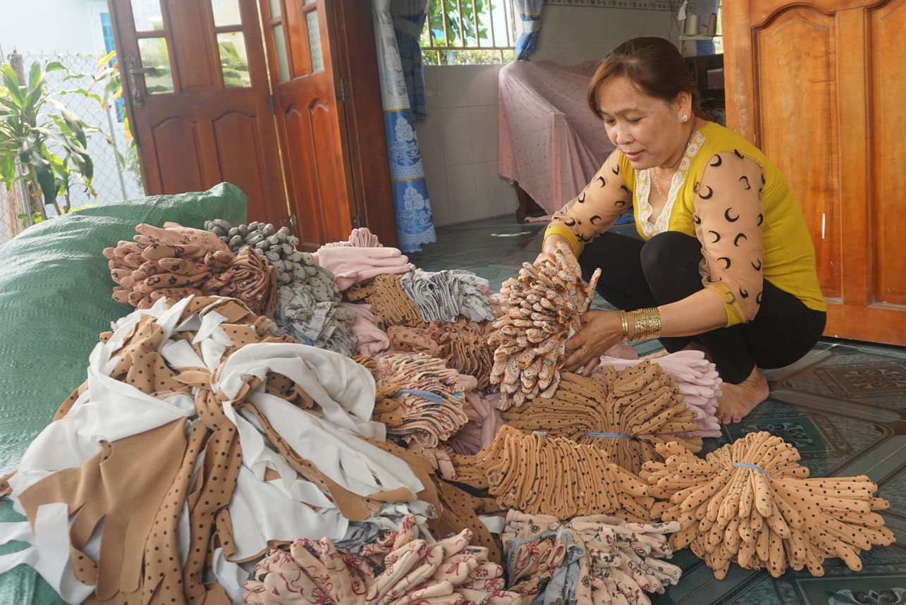 Chị Nguyễn Thị Hồng Vân có điều kiện mở rộng quy mô may gia công găng tay nhờ vay vốn ưu đãi