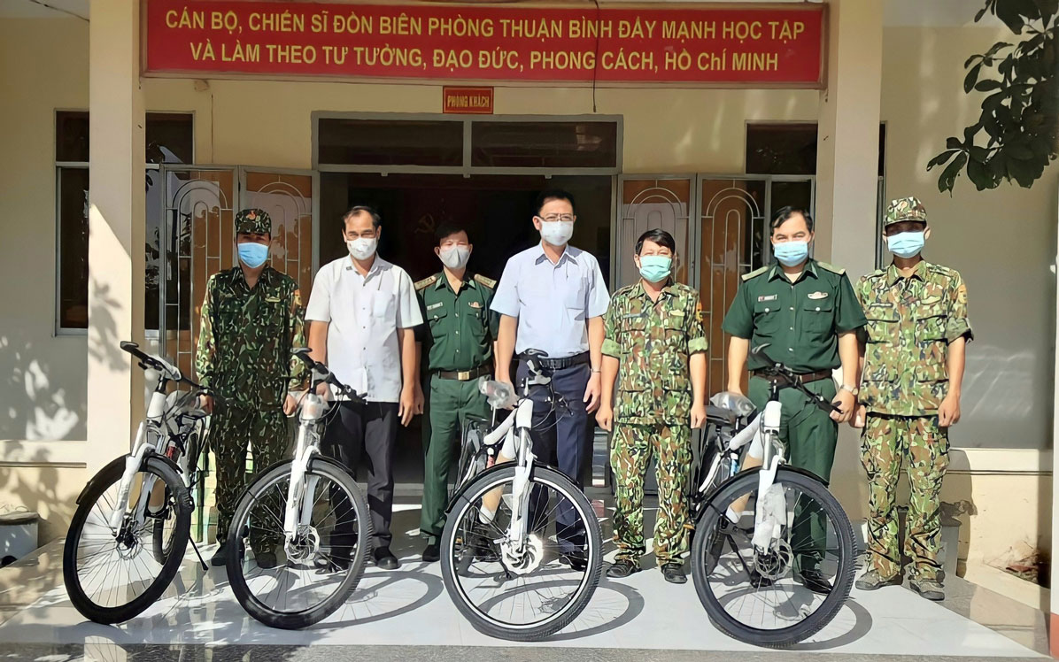 Chung tay bảo vệ chủ quyền lãnh thổ, an ninh biên giới quốc gia UBMTTQ Việt Nam tỉnh tặng xe đạp tuần tra cho cán bộ, chiến sĩ tại Đồn Biên phòng Thuận Bình
