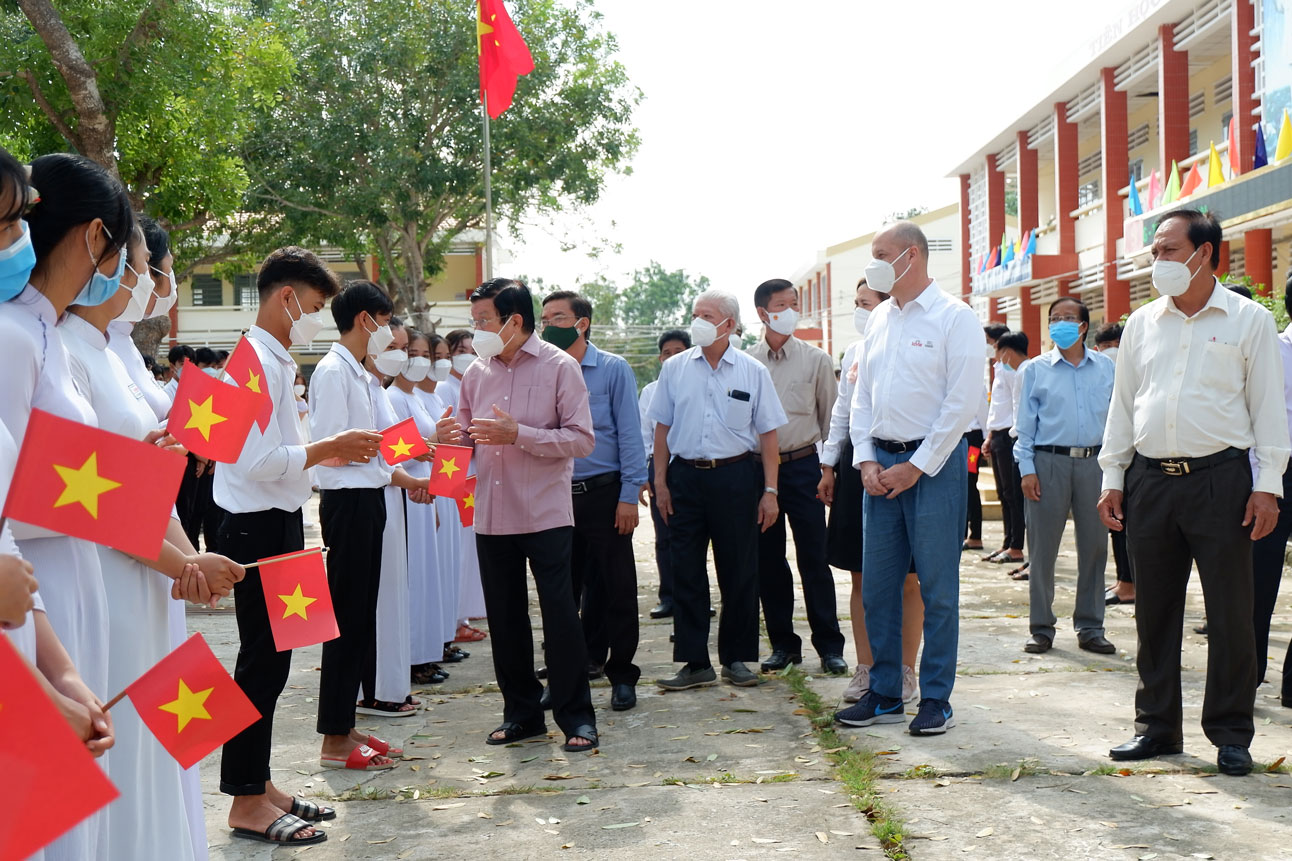 Chương trình “Nước sạch học đường” được khởi xướng bởi nguyên Chủ tịch nước - Trương Tấn Sang và Chủ tịch GIBC - Phạm Phú Ngọc Trai, nhằm cung cấp nước uống đạt tiêu chuẩn quốc gia cho học sinh và giáo viên các vùng sâu, vùng xa