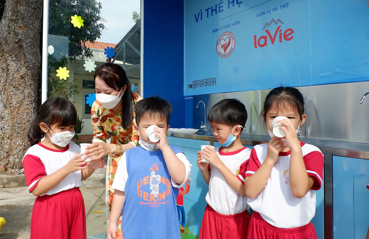 Nhờ hệ thống nước sạch được lắp đặt tại trường, học sinh Trường Mầm non thị trấn Tân Hưng uống trực tiếp, không cần mang bình nước từ nhà như trước