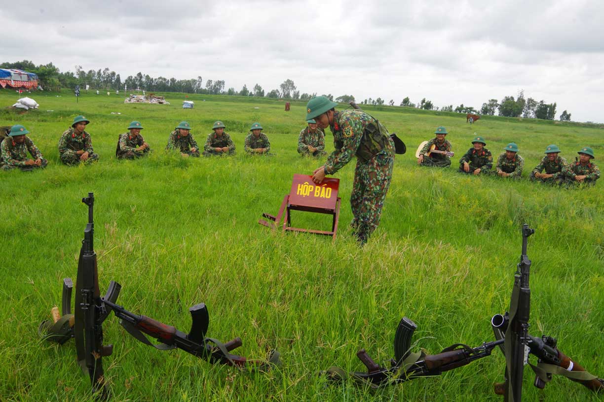 Chiến sĩ Tiểu đoàn 1, Trung đoàn 738 đọc báo trong giờ giải lao