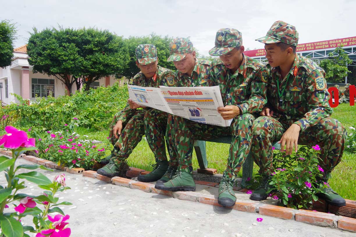 Chiến sĩ Tiểu đoàn 1, Trung đoàn 738 đọc báo trong giờ giải lao