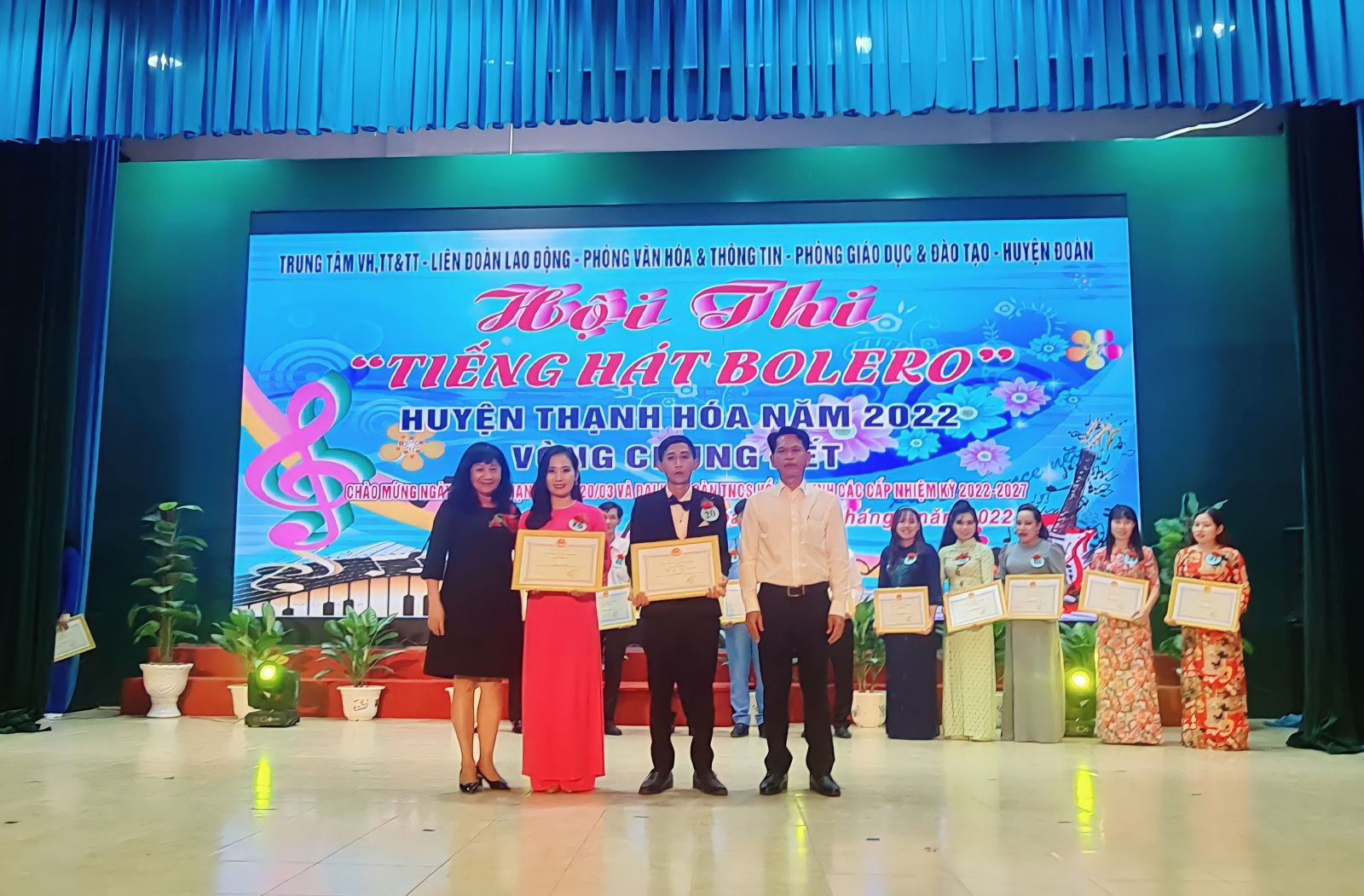 Thí sinh Đoàn Ngọc Đức đoạt giải nhất Hội thi Tiếng hát Bolero huyện Thạnh Hóa năm 2022
