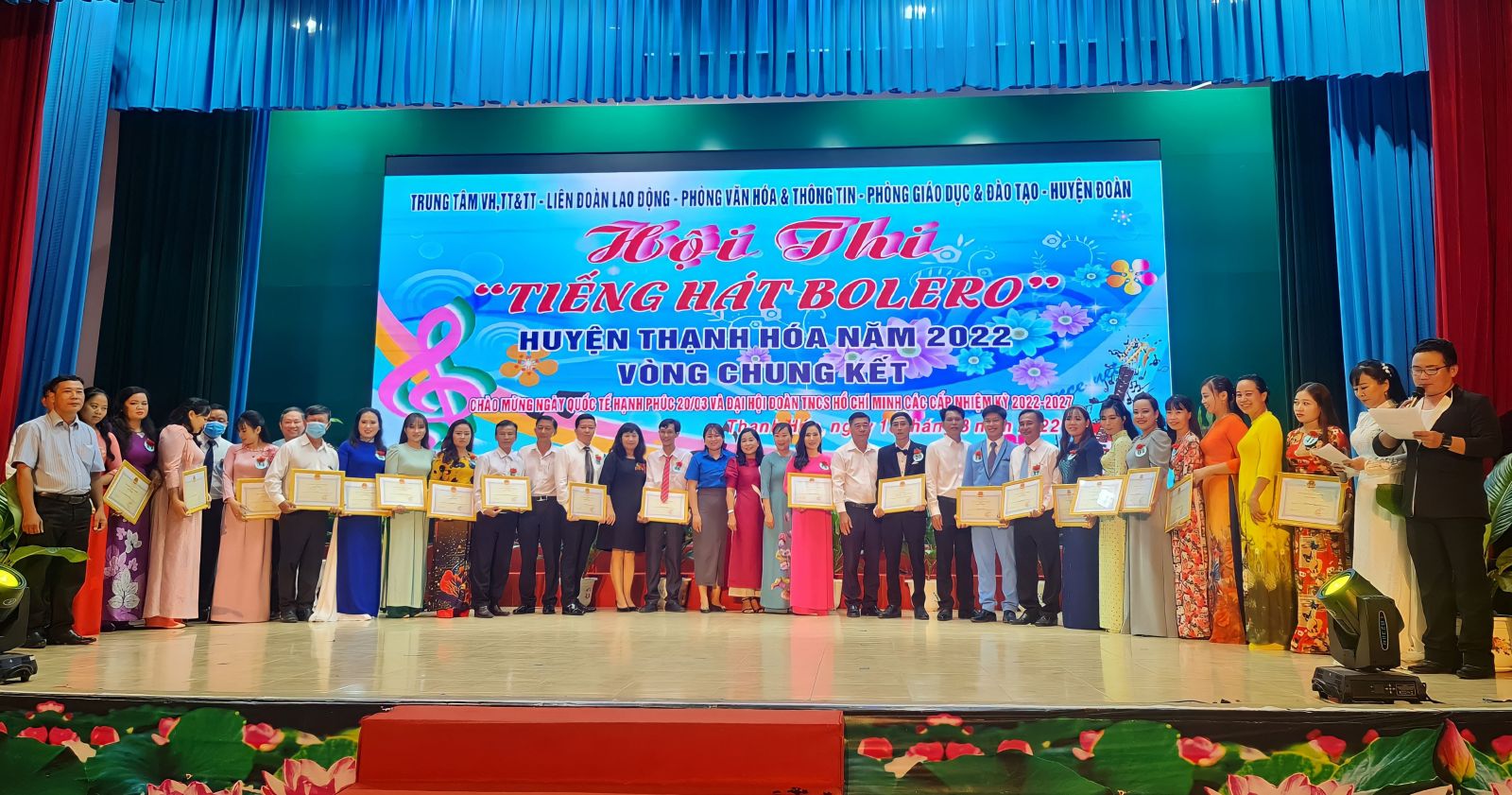 Thí sinh Đoàn Ngọc Đức đoạt giải nhất Hội thi Tiếng hát Bolero huyện Thạnh Hóa năm 2022