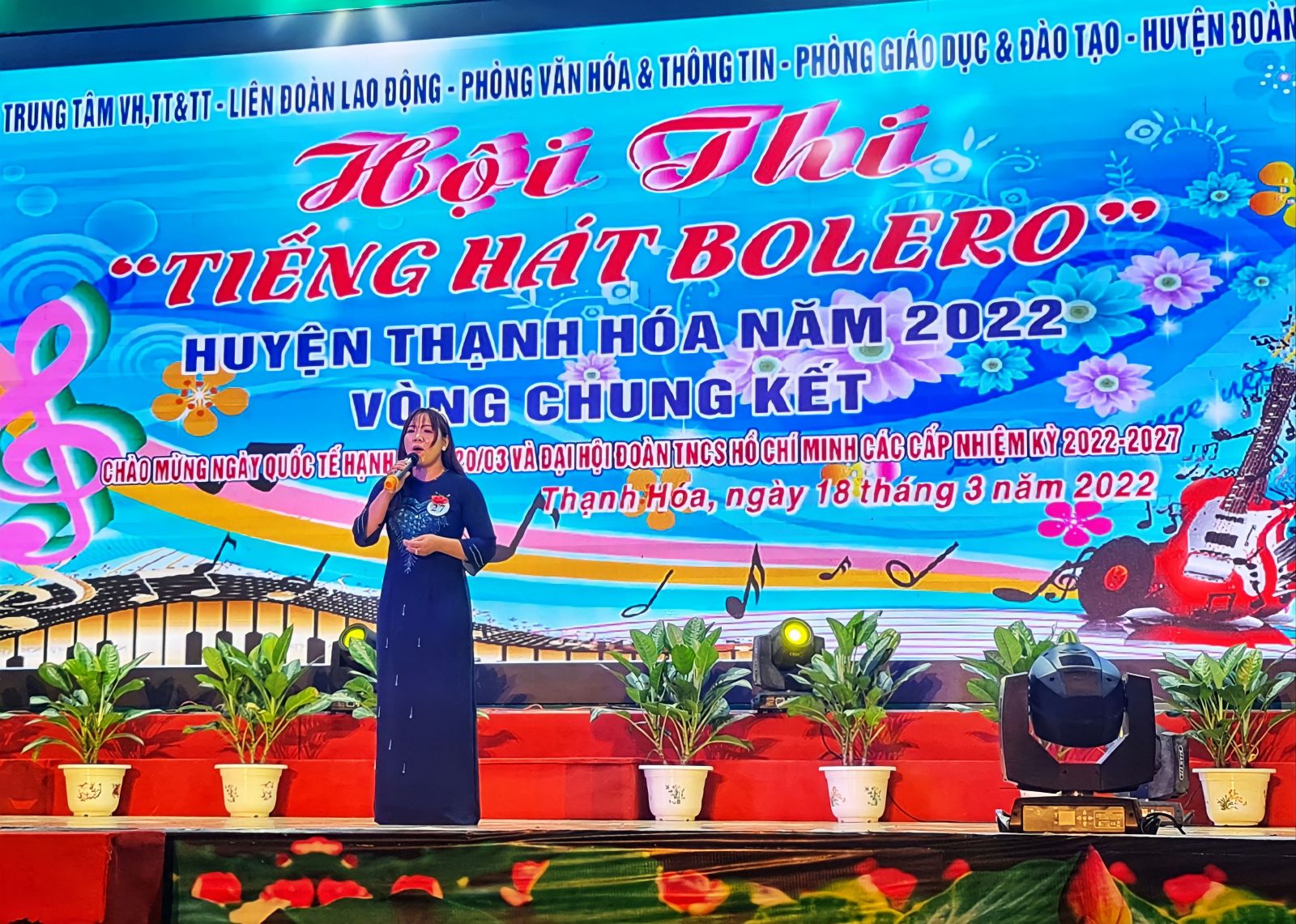 Thí sinh Đoàn Ngọc Đức đoạt giải nhất Hội thi Tiếng hát Bolero huyện Thạnh Hóa năm 2022