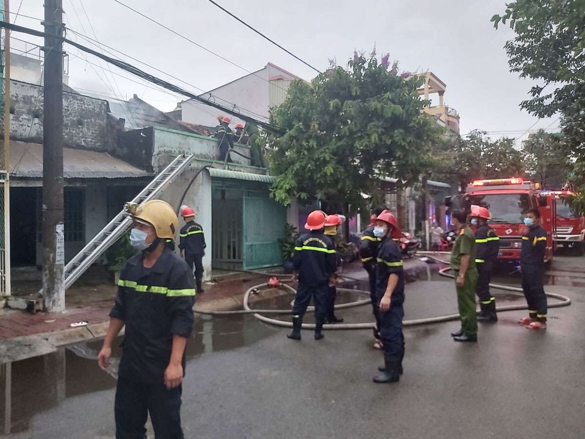 Vẫn tiềm ẩn nhiều mối nguy cơ xảy ra cháy nhà Lực lượng cảnh sát phòng cháy, chữa cháy tham gia chữa cháy nhà