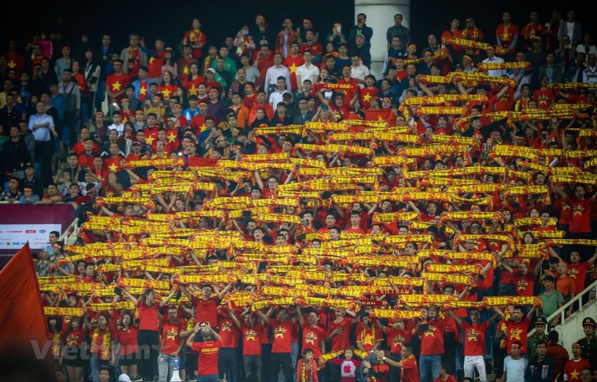 Khoảng 20.000 khán giả được tới sân cổ vũ cho tuyển Việt Nam ở trận gặp Oman. (Ảnh: PV/Vietnam+)