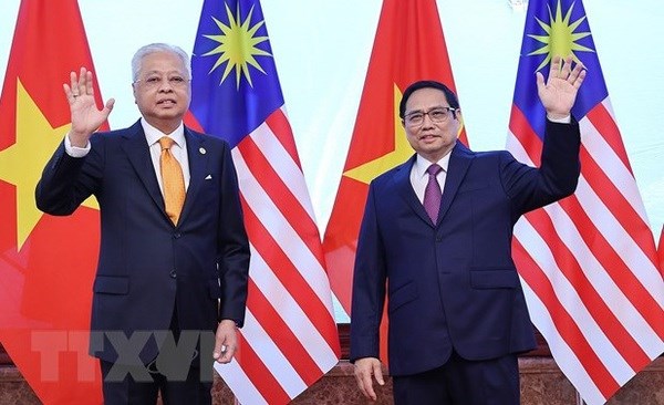 Malaysian PM concludes official visit to Vietnam