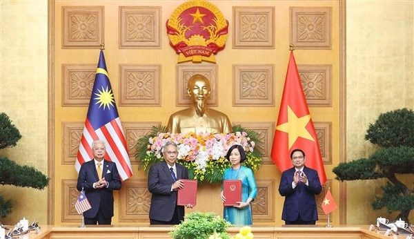 Malaysian PM concludes official visit to Vietnam