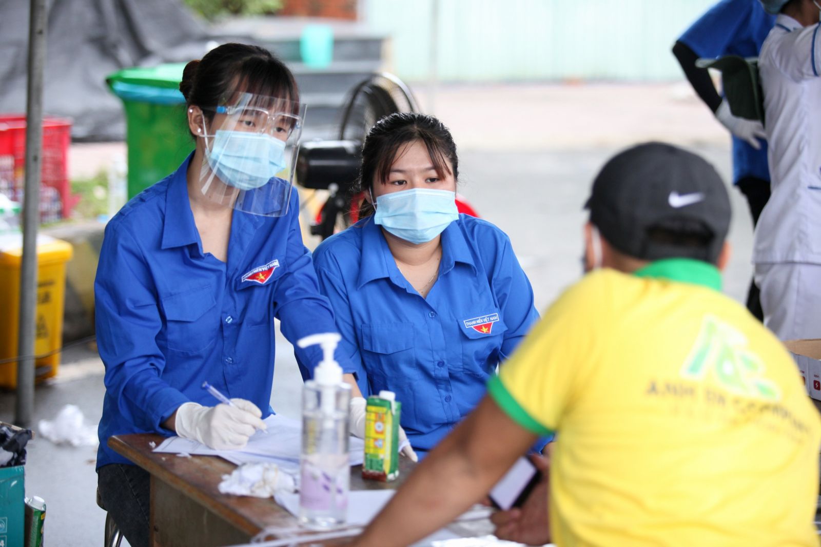 Lực lượng đoàn viên tình nguyện hỗ trợ người dân các công tác khai báo y tế. Ảnh Giang Phương