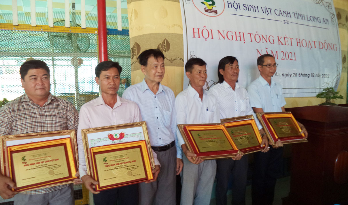 Chủ tịch Hội Sinh vật cảnh Long An - Nguyễn Văn Lộc trao Bằng danh hiệu Nghệ nhân quốc gia cho các nghệ nhân