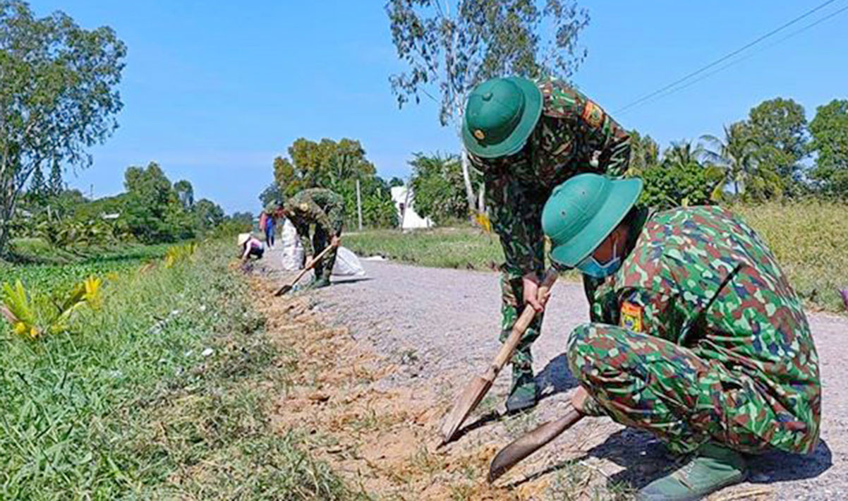 Đoàn viên, thanh niên Bộ đội Biên phòng tỉnh dọn vệ sinh tuyến đường giao thông nông thôn