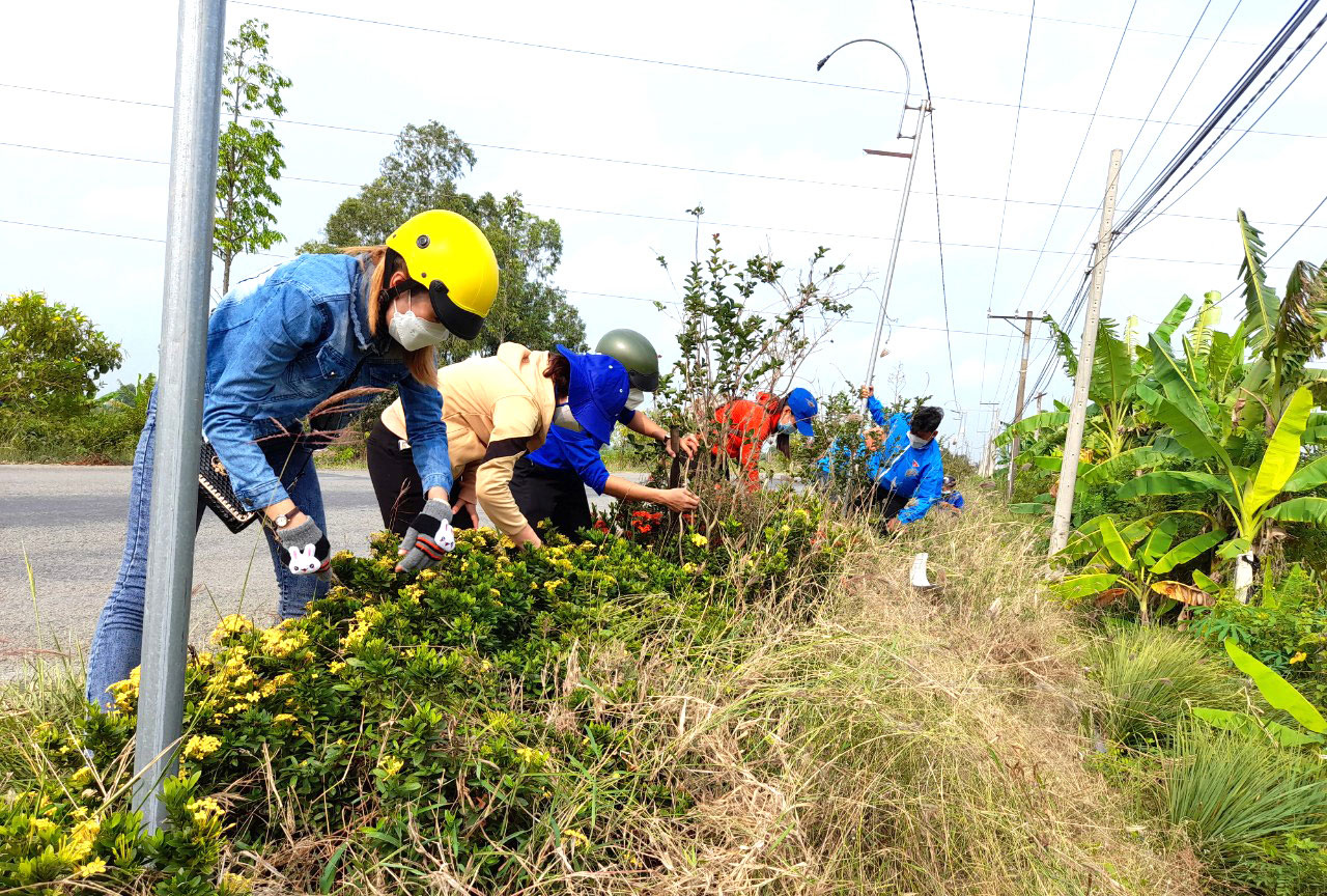 Đoàn viên, thanh niên ra quân phát quang tuyến đường giao thông nông thôn