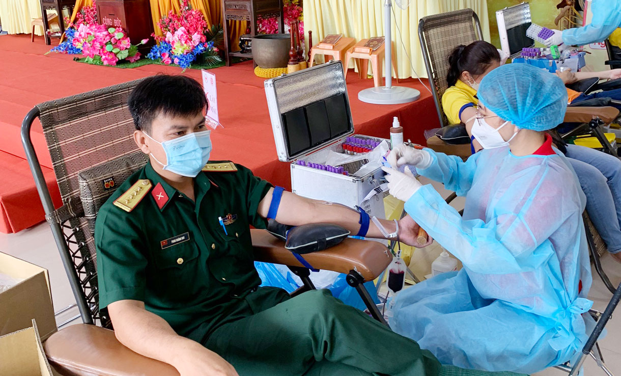 Đại úy Phan Khánh Duy tích cực tham gia hiến máu nhân đạo