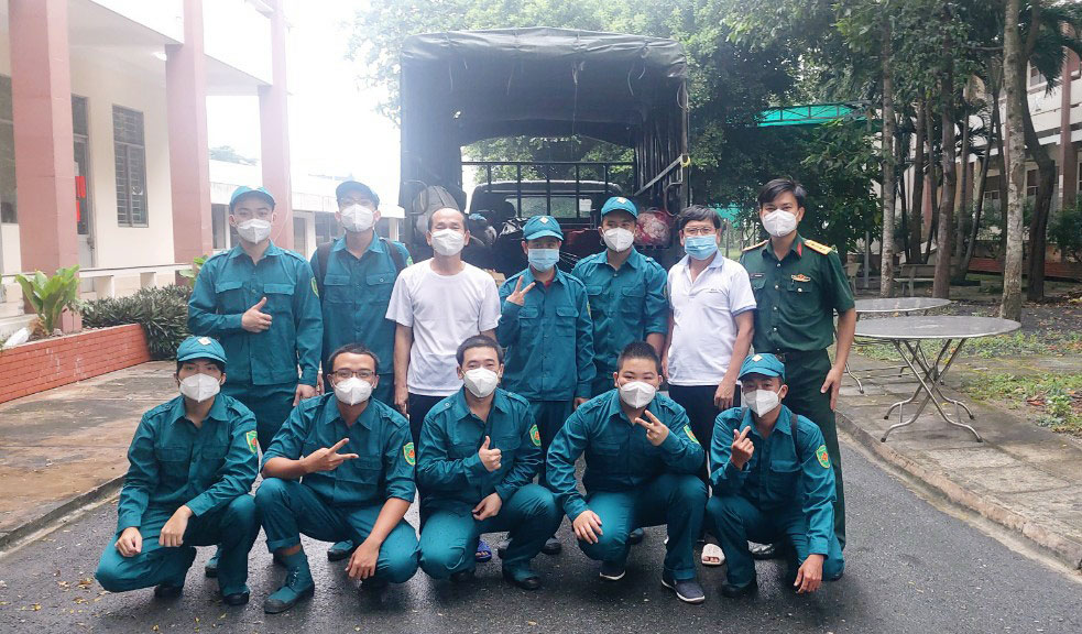 Đại úy Phan Khánh Duy (đứng, bìa phải) cùng các đồng đội trong thời gian phục vụ tại Bệnh viện dã chiến khi dịch bệnh Covid-19 bùng phát trên địa bàn tỉnh