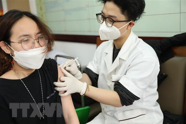 Ngày 24/3: Có 70 ca tử vong do COVID-19, số ca mắc mới tiếp tục giảm Tiêm vaccine ngừa COVID-19. (Nguồn: TTXVN)