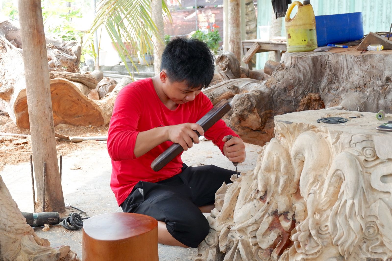 Niềm đam mê là động lực để anh Võ Văn Hạ theo đuổi nghề điêu khắc gần 13 năm qua