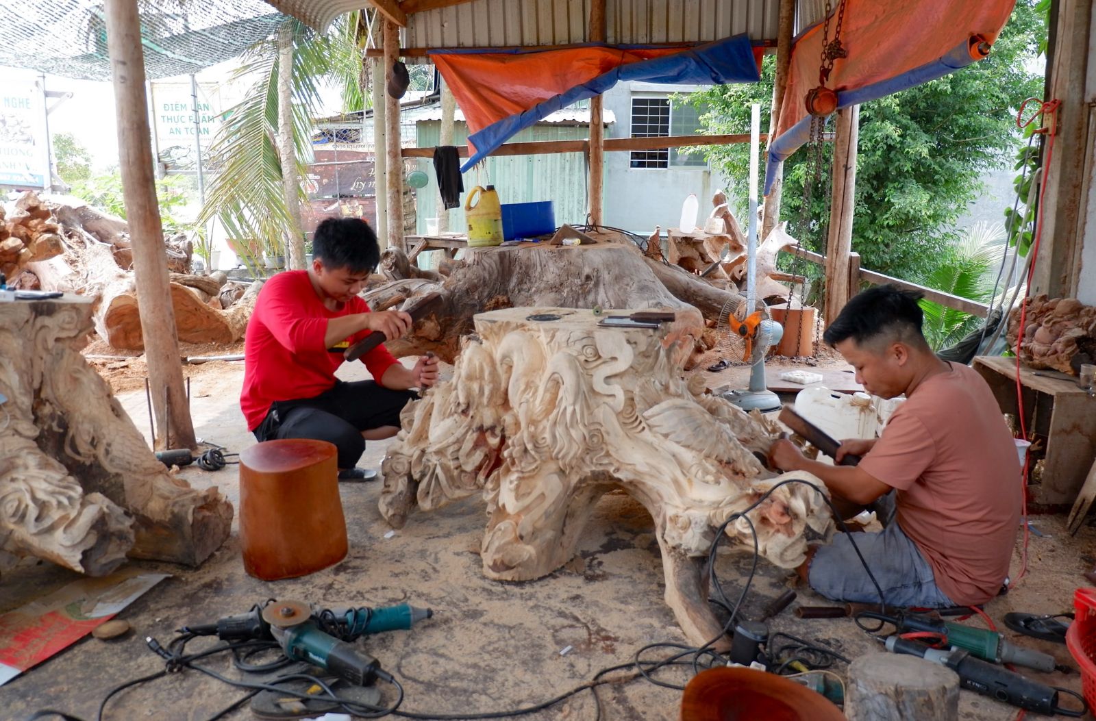 Xưởng điêu khắc gỗ mỹ nghệ của anh Võ Văn Hạ tại xã Kiến Bình, huyện Tân Thạnh