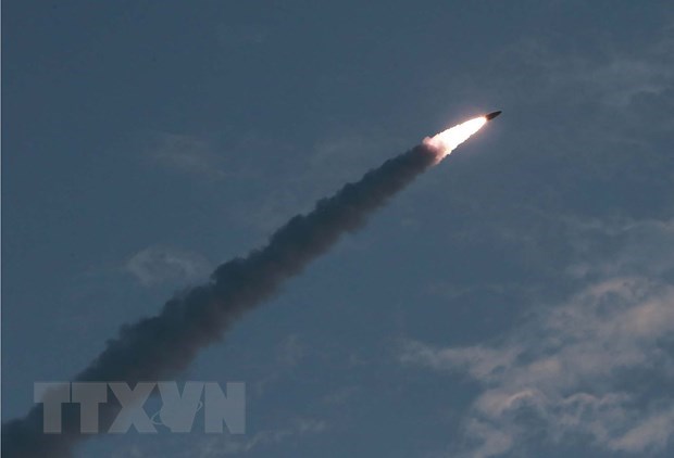 Một tên lửa đạn đạo được phóng thử nghiệm tại địa điểm không xác định ở Triều Tiên. (Ảnh: AFP/TTXVN)