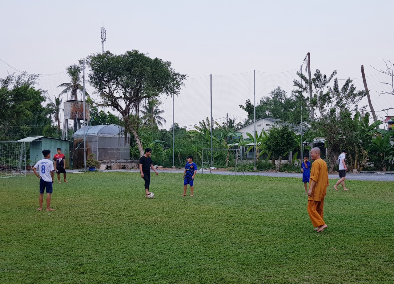 Đại đức Thích Minh Hào thường vào sân chơi bóng cùng các em sau mỗi chiều kinh kệ