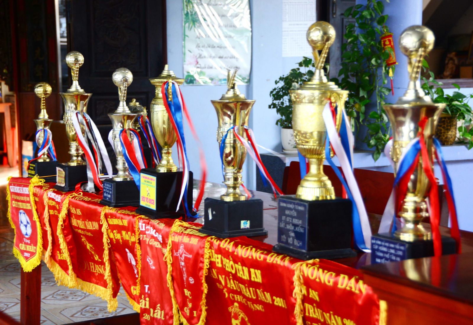 Những chiếc cúp lưu niệm được đội bóng chùa Hội Long giành được trong các giải bóng đá phong trào